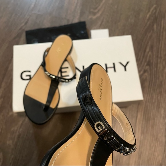 New Givenchy metal logo thong strap leather sandals - Picture 12 of 15